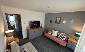 House Sleeps 8. 2Bedrooms & Sofa Beds In Sitting Room